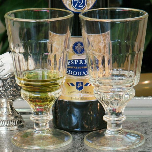 Absinth Set mit zwei Gläsern, einem Löffel und Rezeptheft